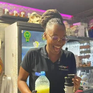 Notre barmaid en pleine préparation