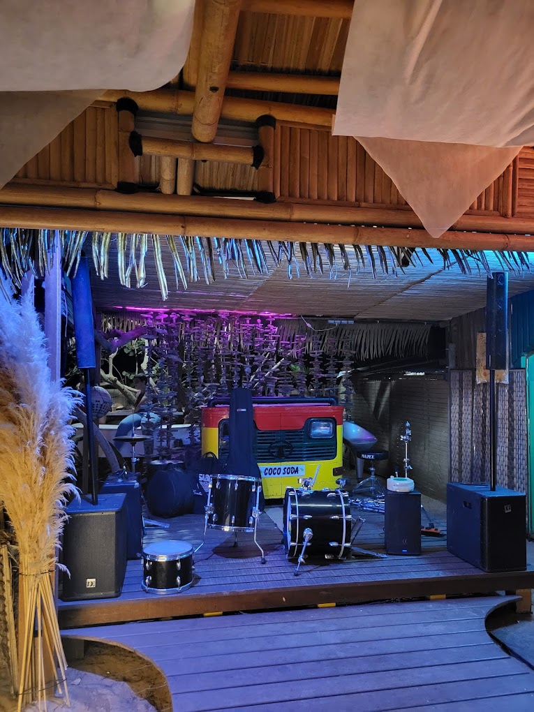 Scène musicale du Cocosoda avec équipements