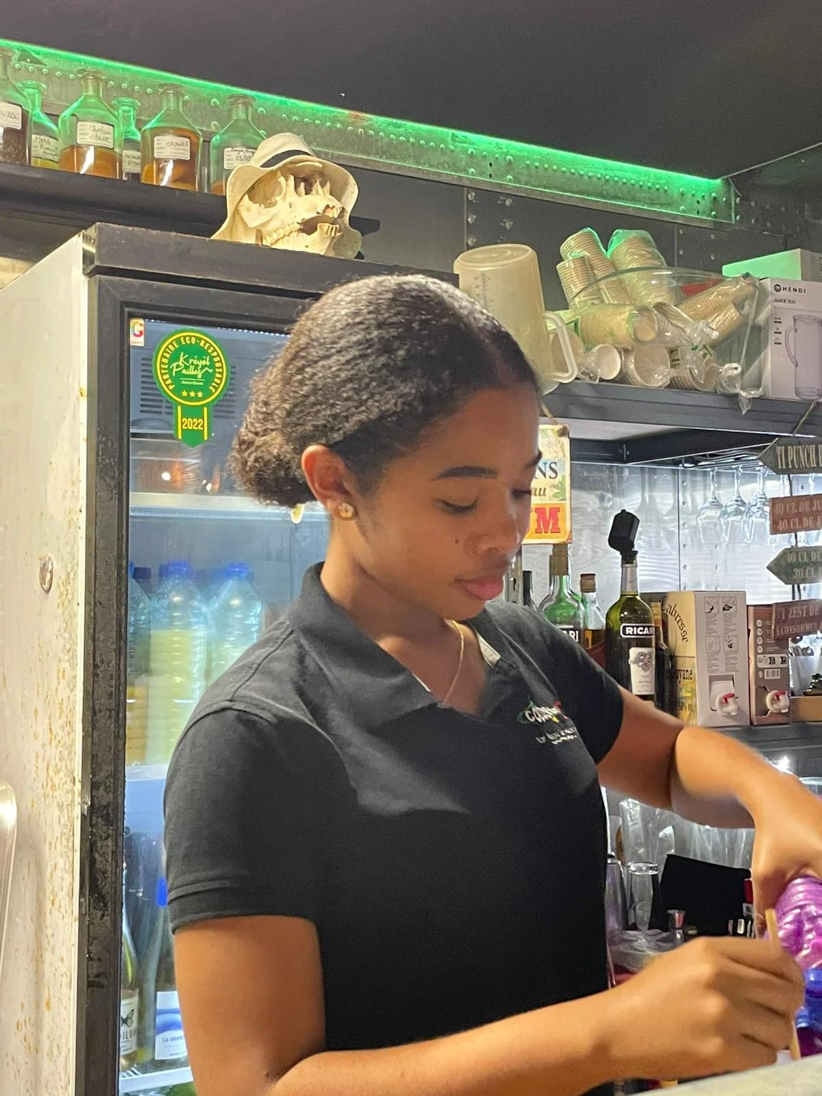 Zoé au service des cocktails